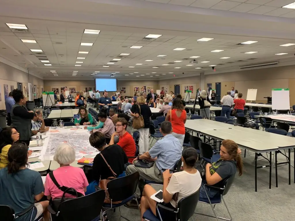 Residents share opinions and concerns at the August 13 City of Houston I-45 Community Workshop.