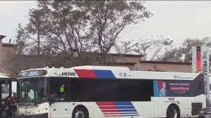 An image of a Metro bus at a bus stop. From Univision.